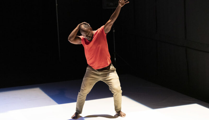 l'expat,création 2021; théâtre de suresnes jean vilar; suresnes ; Salim Mzé Hamadi Moissi; danaucante; hip hop; crump; solo; chorégraphe; danseur;