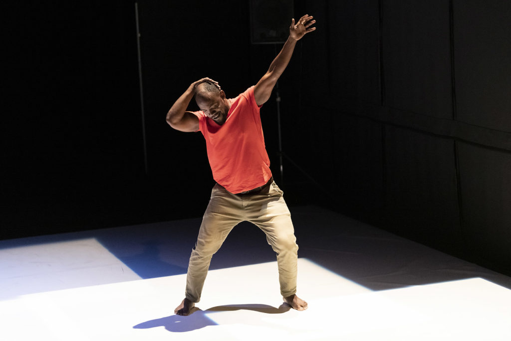 l'expat,création 2021; théâtre de suresnes jean vilar; suresnes ; Salim Mzé Hamadi Moissi; danaucante; hip hop; crump; solo; chorégraphe; danseur;
