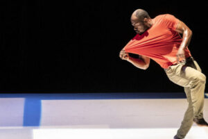 l'expat,création 2021; théâtre de suresnes jean vilar; suresnes ; Salim Mzé Hamadi Moissi; danaucante; hip hop; crump; solo; chorégraphe; danseur;