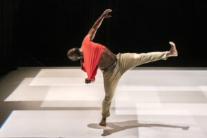 l'expat,création 2021; théâtre de suresnes jean vilar; suresnes ; Salim Mzé Hamadi Moissi; danaucante; hip hop; crump; solo; chorégraphe; danseur;