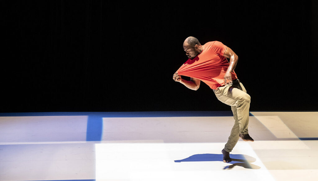 l'expat,création 2021; théâtre de suresnes jean vilar; suresnes ; Salim Mzé Hamadi Moissi; danaucante; hip hop; crump; solo; chorégraphe; danseur;