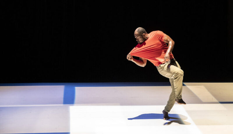 l'expat,création 2021; théâtre de suresnes jean vilar; suresnes ; Salim Mzé Hamadi Moissi; danaucante; hip hop; crump; solo; chorégraphe; danseur;
